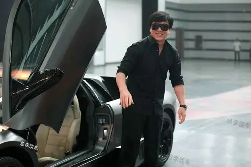 成龙有众多豪车,这几辆车都是特别版,专门为成龙打造的车