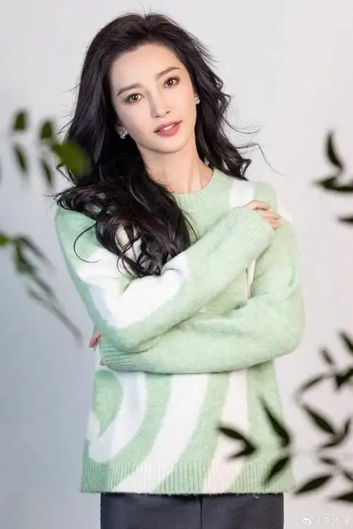 李冰冰晒带父母游张家界vlog,打卡天门山,七星山:你们陪我长大,我陪