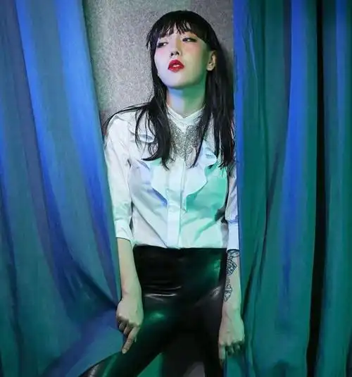 吴莫愁晒高中旧照背书包戴眼镜青涩粉嫩