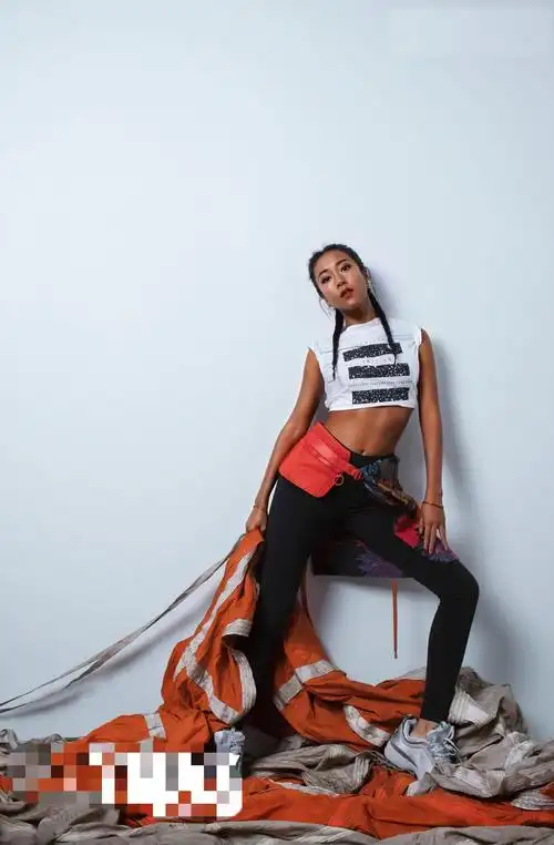 吉克隽逸最新泳装大片曝光性感火辣皮肤黑到发亮