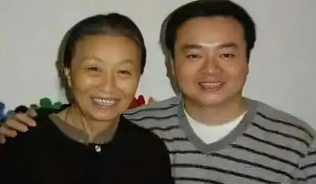 当时张少华还是个普通的曲艺工作者,还未成名,张慧宝就在张少华生病时