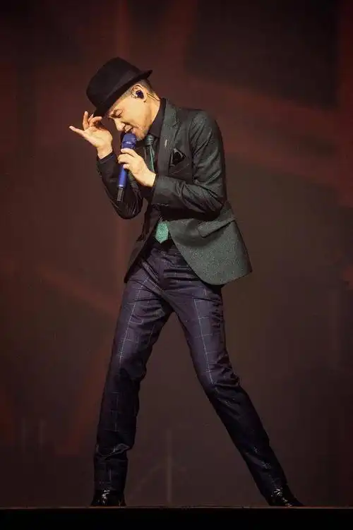 张学友60巡回演唱会澳门首场张学友调侃自己坐公交车只要两块