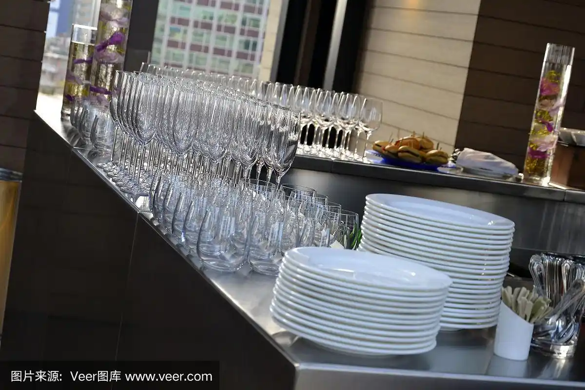 自助餐台上的空杯子和盘子