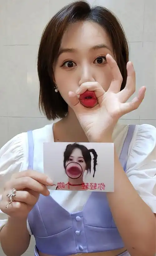 蓝盈莹模仿自己表情包 动作到位毫无偶像包袱