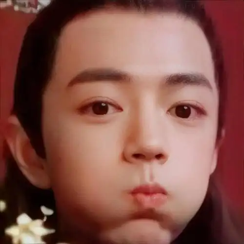 肖战为什么要嘟嘴,原来隔壁的图颜色还被p了