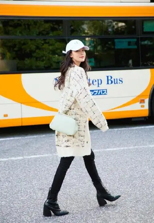 李沁的腿才是真正的直线腿穿裙子太短坐下还得用手遮太美