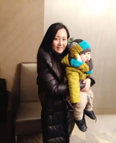 潘长江之女潘阳晒儿子 宝贝好动致照片虚焦