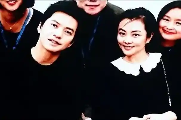 李健的妻子孟小蓓与丈夫青梅竹马相守二十余年却无房无子女