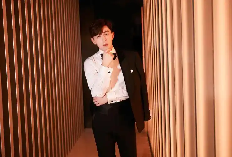 邓伦流光溢彩王子装帅气写真,图库-回车桌面