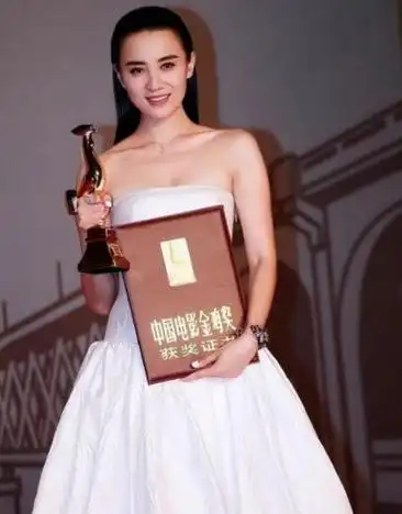 回顾小宋佳往事天生的演员感情总是不顺43岁仍孜然一身