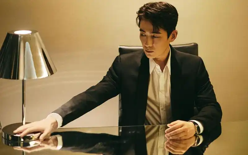 电脑壁纸 明星 大陆明星 朱一龙时尚帅气迷人写真