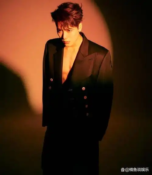 被王嘉尔帅到了!穿深v西装大秀腹肌线条,型男魅力根本挡不住