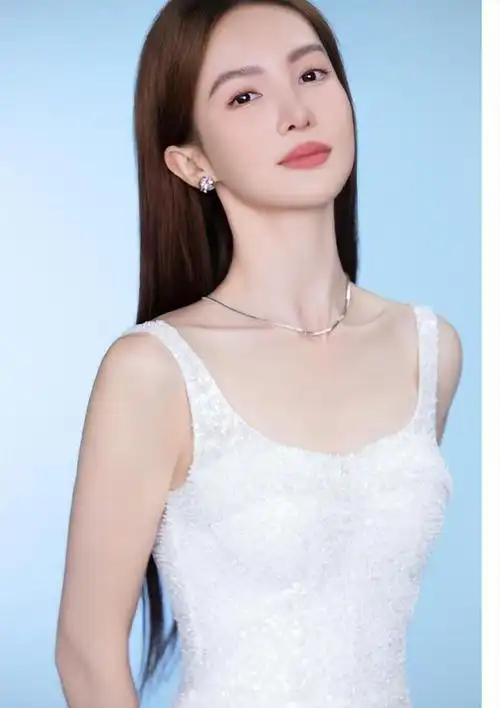 金晨白色长裙仙气十足尽显优雅气质