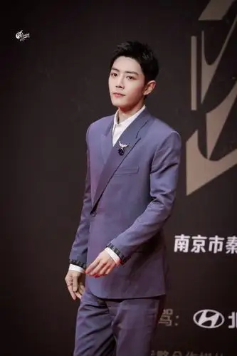 肖战蓝紫色西装##肖战短发##肖战甩笔