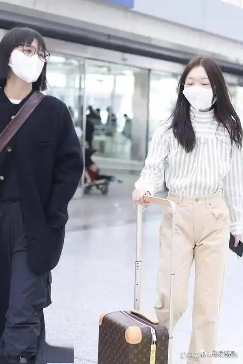 近日,周冬雨,马思纯结束时装周行程,被拍在一起抵达北京,两人在路上有