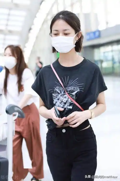 街拍:陈钰琪印花t恤 黑色休闲裤 厚底鞋帅气个性_北京_机场