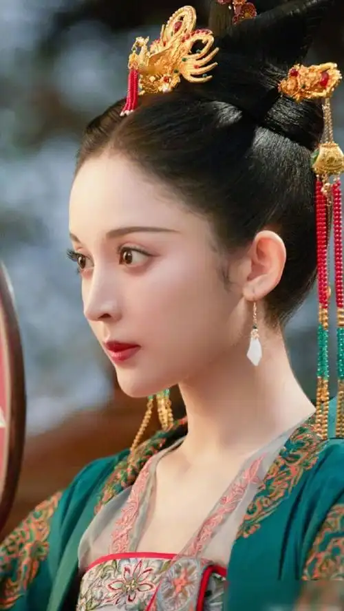 《风起霓裳》古力娜扎虽然演技遭质疑,但这身蓝色嫁衣简直美呆了