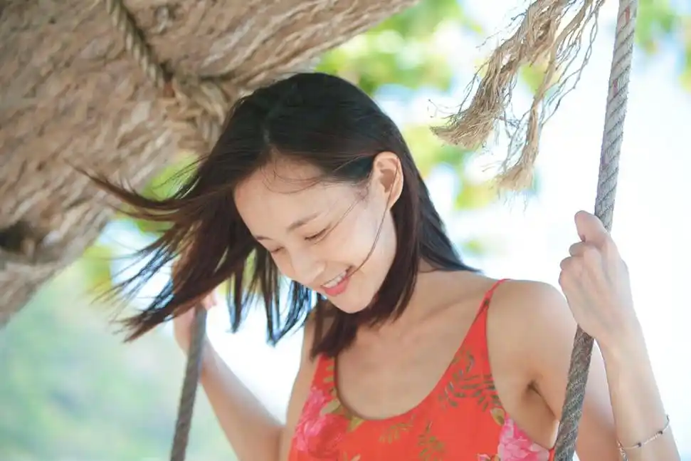 李一桐沙滩度假照 素颜皮肤透亮气质过人