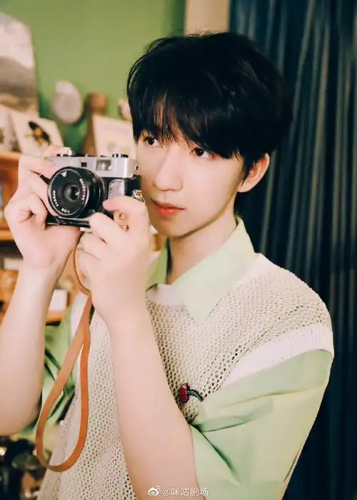 完美五官尽显,是日系少年的感觉没错了～一起上@咪咕视频看贺峻霖的