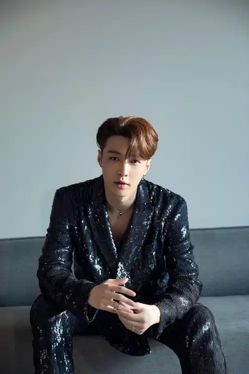 "小绵羊"张艺兴风格多变,穿蓝色卫衣配卡其工装裤,尽显潮男范