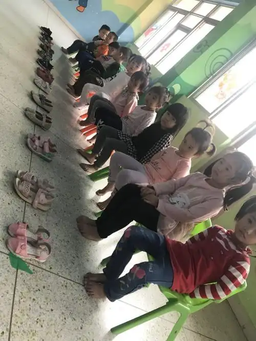 这边是穿凉鞋的小朋友!前六名为胜利者.