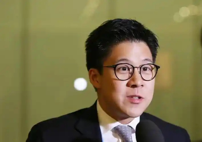 霍启刚又升官,霍震霆携前妻到场祝贺,一家5口11年后再同框_郭晶晶