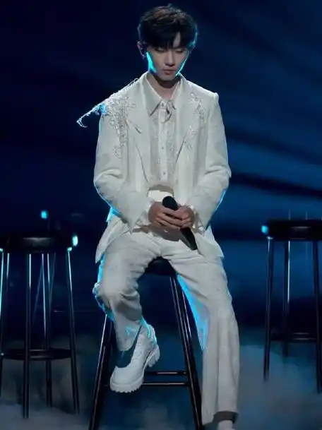 马嘉祺我期待白西装直拍#马嘉祺《我期待》舞台直拍看白西装小马唱歌