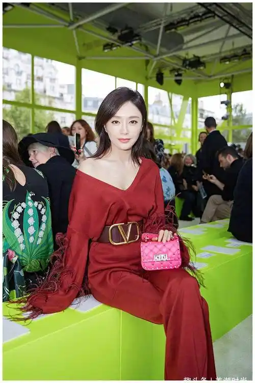 秦岚现身巴黎看秀,身穿红色套装知性优雅,大v领展露优美线条!
