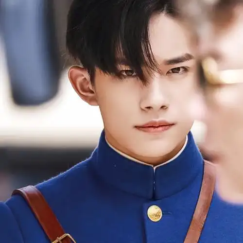 【易烊千玺】盯～军装阿易