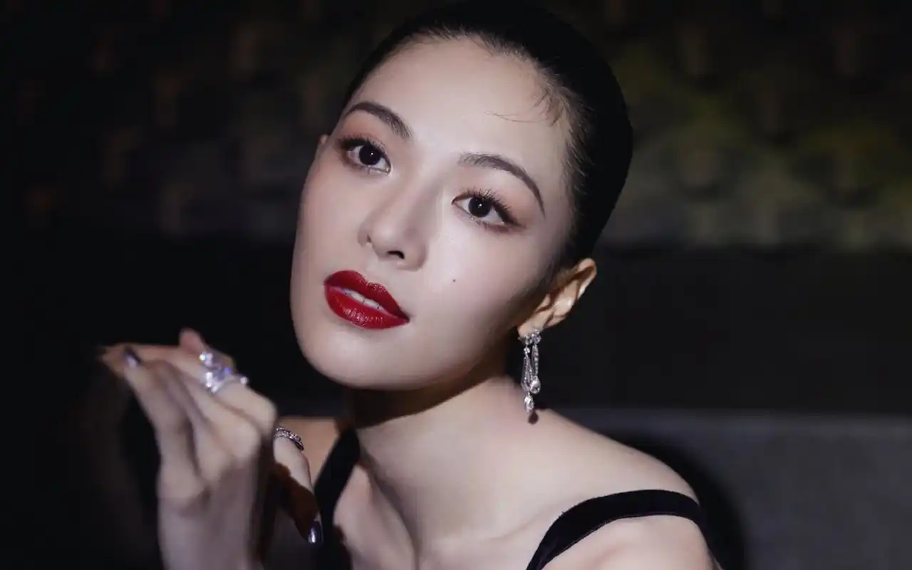 钟楚曦妩媚动人性感写真桌面壁纸