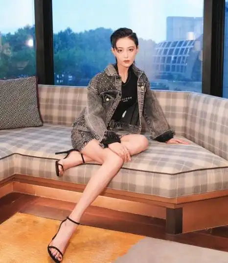 张馨予穿绑带鞋秀长腿,梳大背头霸气十足,网友:像极了大佬