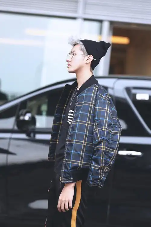 吴亦凡在北京机场的街拍最近貌似迷上了细框大眼镜的造型蛮有感的飞行