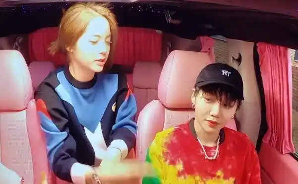 也让人觉得他吃醋的意图十分明显,好像很不想让刘雨昕和范丞丞有一些