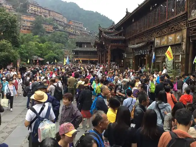 观看文艺汇演的游客人山人海