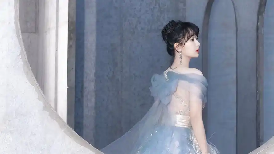 杨紫淡紫色钻石晚礼服盘发精致写真1280x800分辨率查看