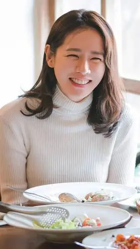 孙艺珍写真.关注公众号:主公真会玩,look各路女星在ins上的美照.