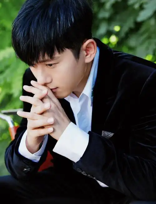 张杰黑色丝绒西装造型六宫格#又见帅气十足的杰哥,大家都在问国庆