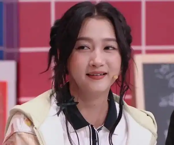 26岁关晓彤最新状态惹争议,发福脸肿惨被质疑怀孕,年龄感尽显