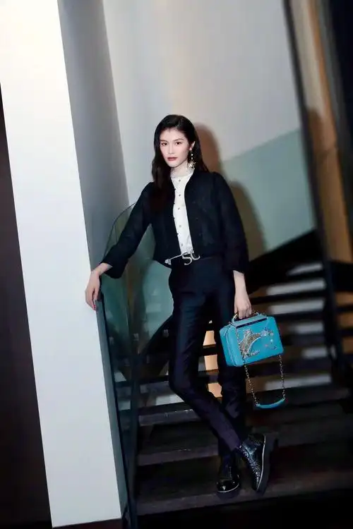 何穗晒日常,大长腿成功圈粉 网友:这个腿真实存在吗?