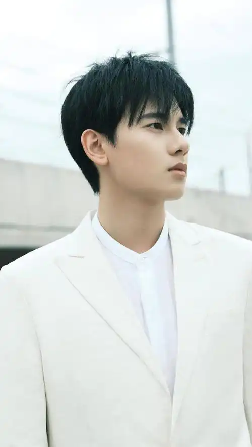 演员胡先煦,童星出道,演技出众,请看帅气少年的写真照