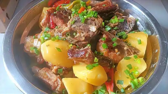 家庭腊排骨炖小土豆这样做,排骨咸香味美,土豆口感软绵-美食视频-搜狐