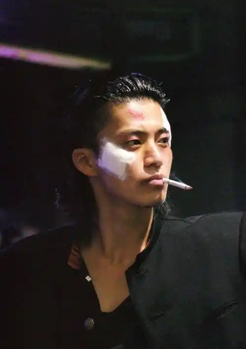 小栗旬饰演源治时的大背头发型,当时很受影迷们的喜欢,有段时间部分影