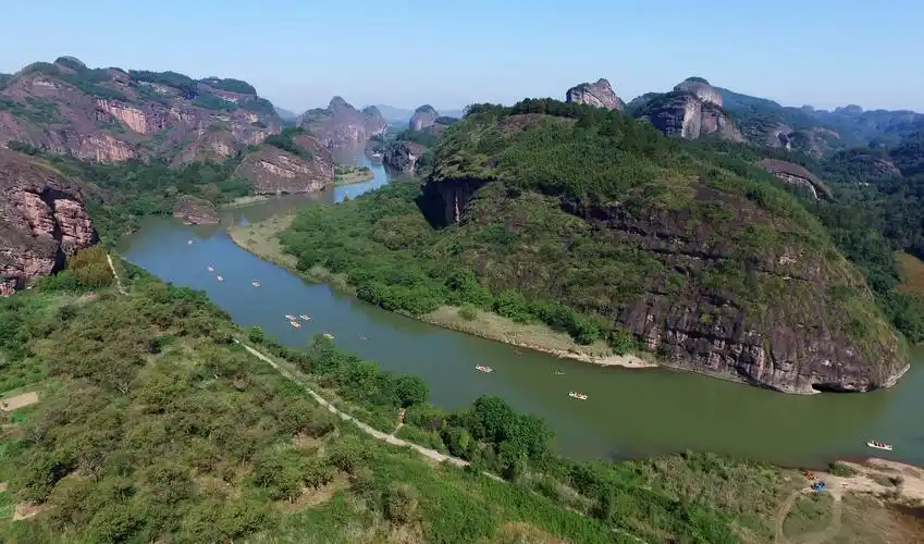 江西龙虎山:金秋美景醉游人