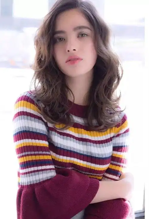 2020女长发烫发发型图片 一见倾心的女生卷头发