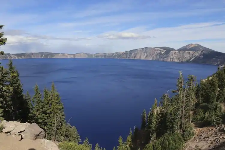 纯洁,深蓝色的湖水.