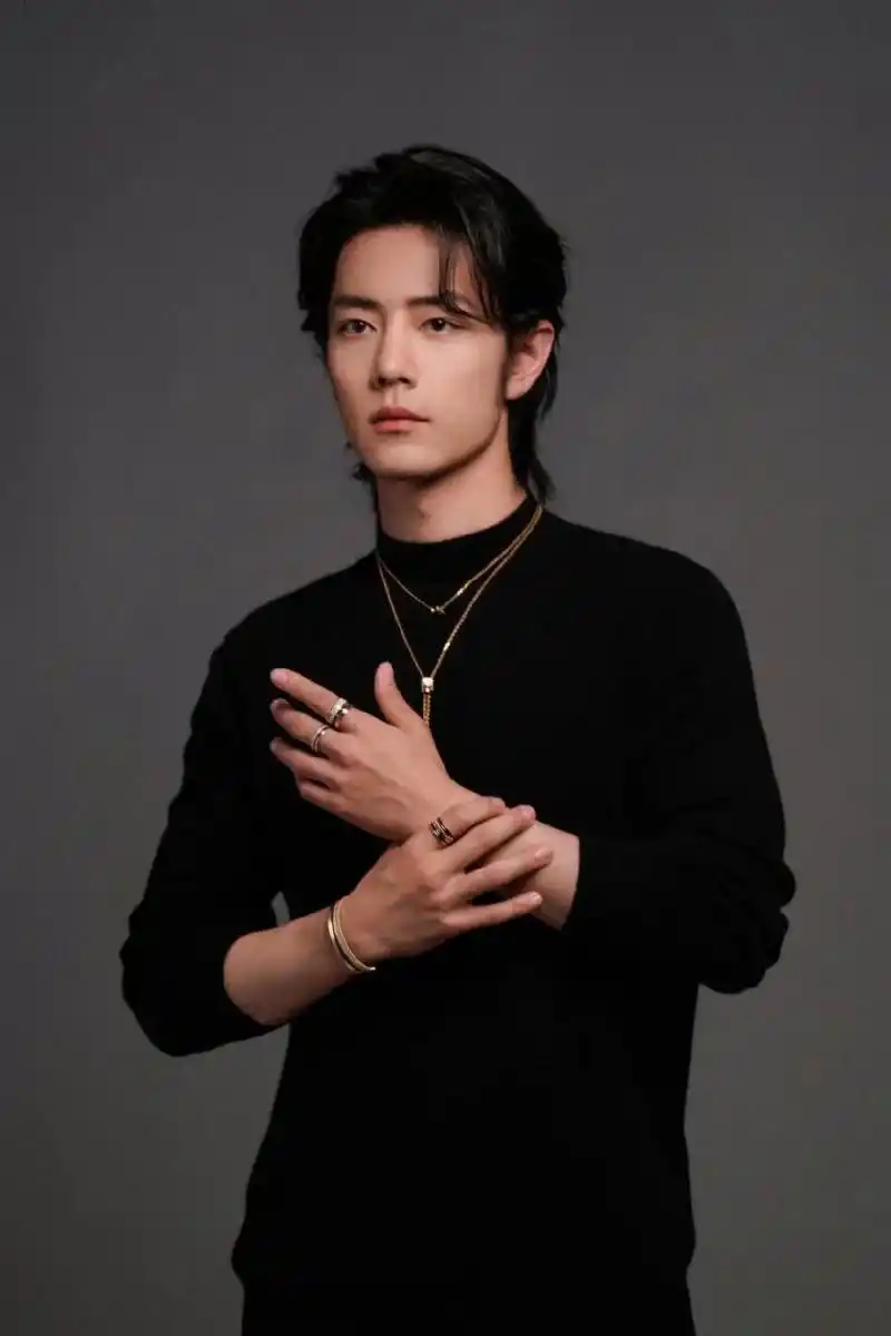 苏袀禾回应撞脸肖战霍建华 近日短剧《我在八零年代当后妈》热播,男主