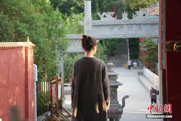 女子隐居深山古刹读诗诵经悠然山林