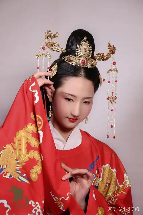 欣赏届笑春桃兮明代女子造型