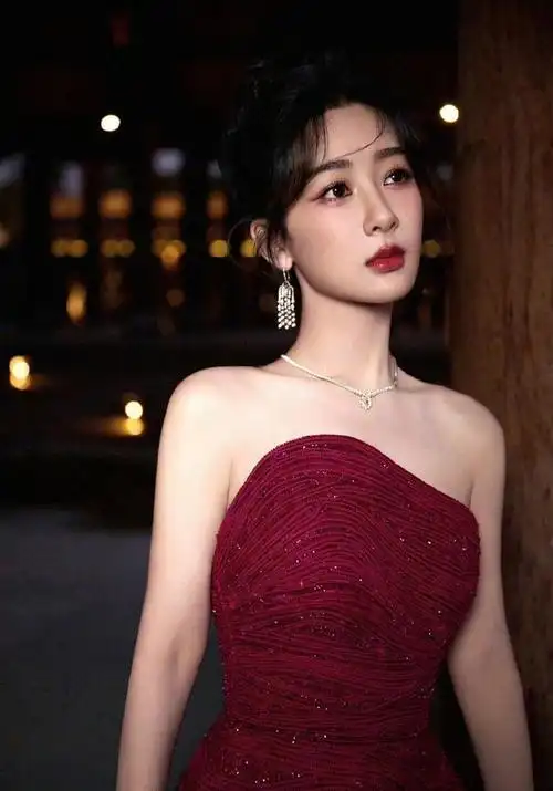 杨紫gq红毯造型亮眼,紫玫瑰裙尽显仙气,这才是90后花旦的风范