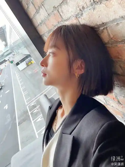 新的一月换新的发型,吴谨言的短发造型可甜可飒,风格多变